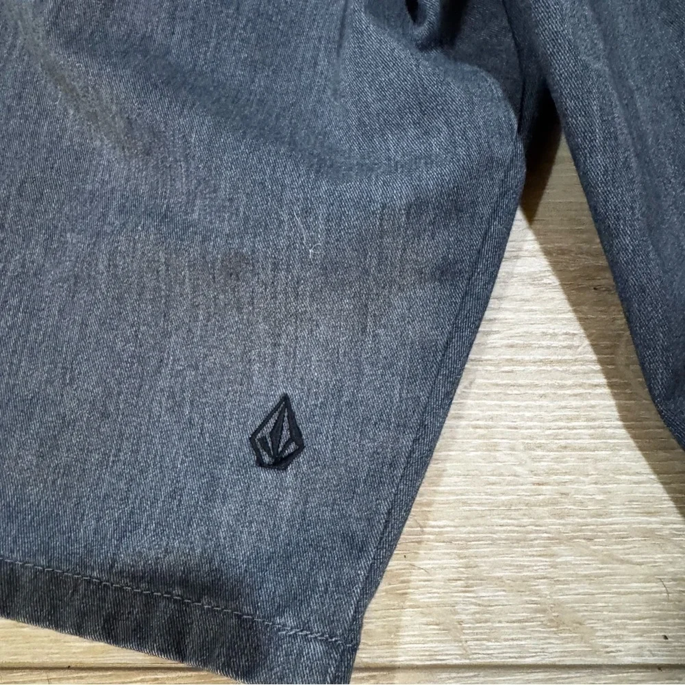 Volcom dark gray men's mid length shorts, zipper button closure, pockets, 32. - Picture 9 of 15